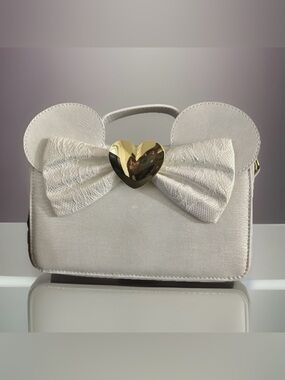 NWT - Minnie Mouse Iridescent Lace Loungefly
Wedding Crossbody Bag